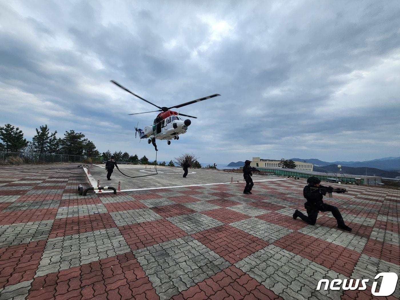 본문 이미지 - 동해해경청의 강원 동계청소년올림픽 대비 해양대테러 훈련. (동해해경청 제공) 2024.1.9/뉴스1