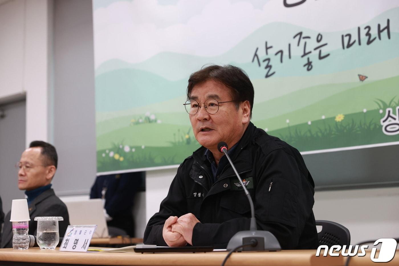 본문 이미지 - 최명서 강원 영월군수가 9일 상동읍에서 올해 군정비전과 운영방향을 주민들에게 소개하고 있다. (영월군 제공) 2024.1.9/뉴스1