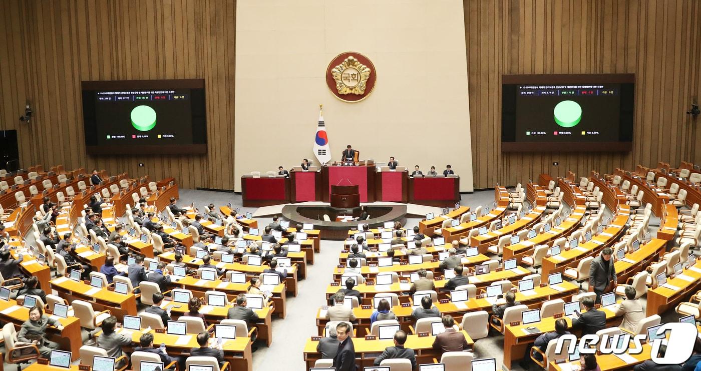 본문 이미지 - 9일 오후 서울 여의도 국회 본회의장에서 열린 제411회 국회(임시회) 제4차 본회의에서 10.20 이태원 참사 진상규명과 재발 방지를 골자로 한 이태원 참사 특별법 수정안이 국민의힘 의원들이 퇴장한 가운데 재석 177명, 찬성 177표로 가결되고 있다.2024.1.9/뉴스1 ⓒ News1 이승배 기자