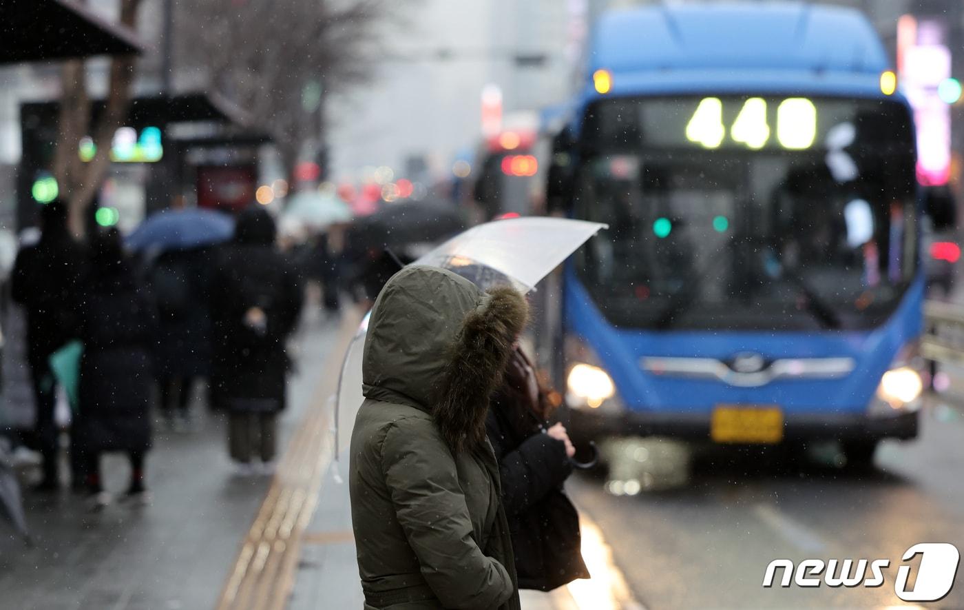 본문 이미지 - 퇴근길 시민이 버스를 기다리고 있다. (사진은 기사 내용과 무관함) ⓒ News1 DB