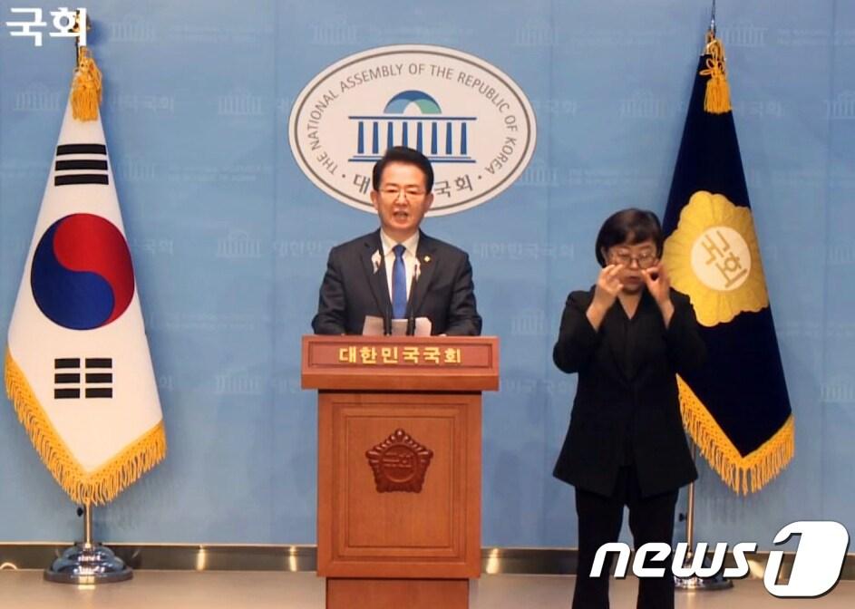 본문 이미지 - 이용빈 더불어민주당 원내부대표가 9일 국회 정론관에서 기자회견을 열고 '경찰의 한동훈 위협글 게재 시민 긴급체포'에 대해 공권력 남용이라고 비판하고 있다.(이용빈 의원실 제공)2024.1.9/뉴스1 