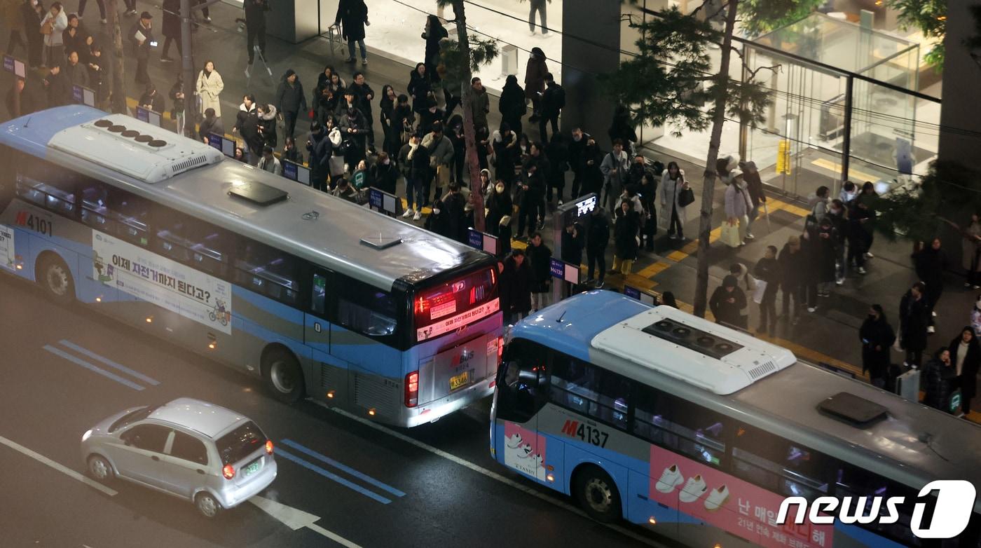 본문 이미지 - 수도권 등 중부지역을 중심으로 폭설이 내린 서울 중구 명동에서 시민들이 광역 버스를 기다리고 있다. 2024.1.9/뉴스1 ⓒ News1 김진환 기자