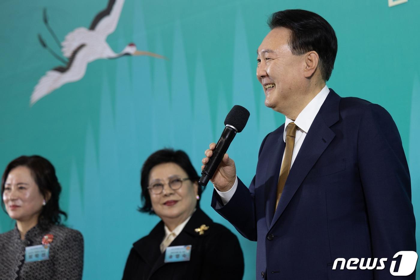 본문 이미지 - 윤석열 대통령이 9일 서울 서초구 예술의전당에서 열린 2024 문화예술인 신년인사회에서 격려사를 하고 있다. (대통령실 제공) 2024.1.9/뉴스1 ⓒ News1 오대일 기자