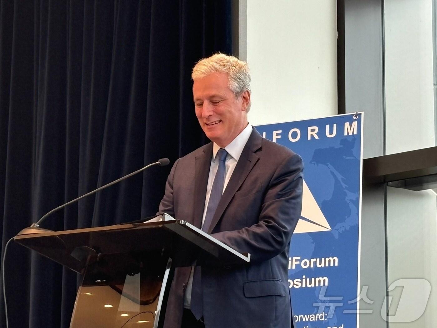 본문 이미지 - 30일(현지시간) 미국 워싱턴DC 존스홉킨스대학에서 열린 '트라이포럼' 주최 심포지엄에서 로버트 오브라이언 전 백악관 국가안보보좌관이 기조연설을 하고 있다.