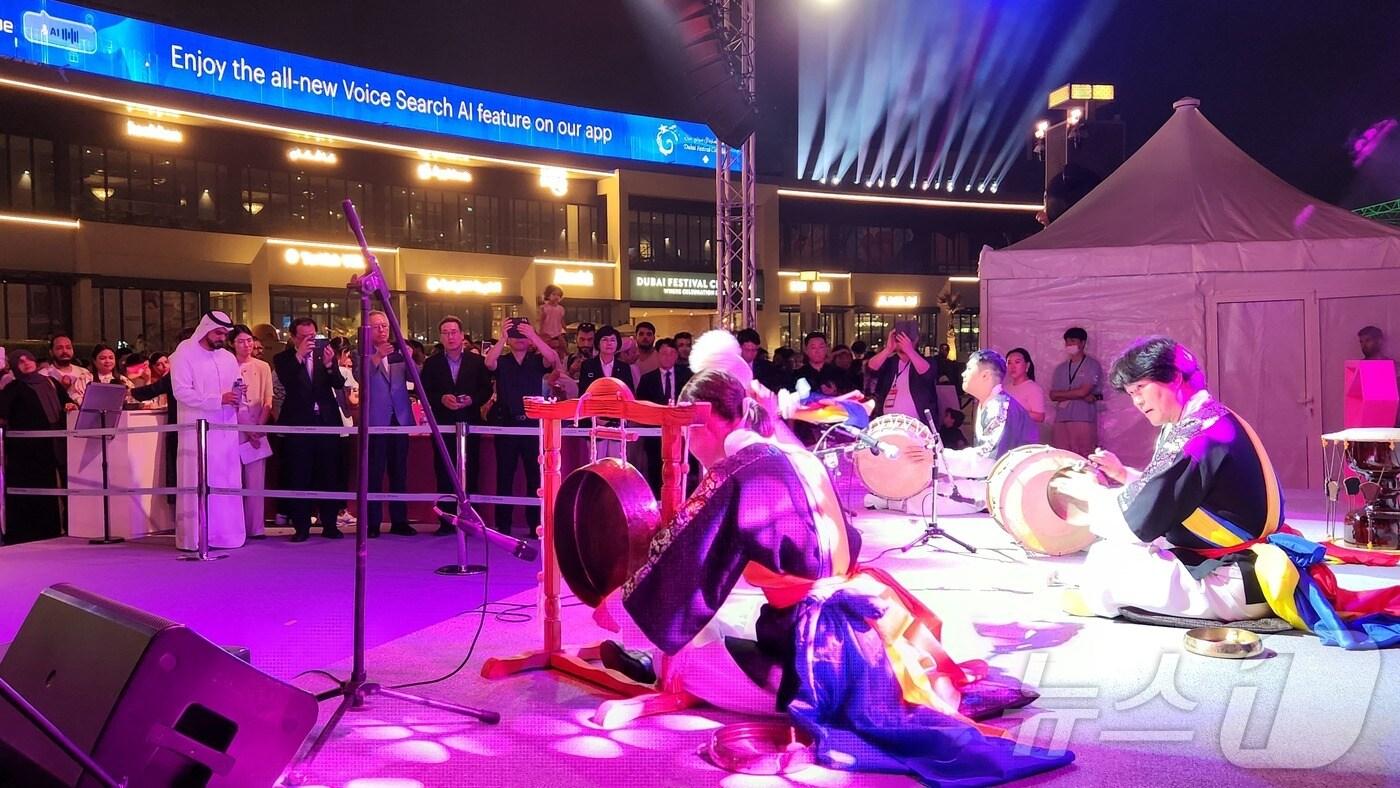 29일 두바이 페스티벌 시티몰 야외광장에서 열린 '부산 페스타 인 두바이' 행사에서 시립국악관현악단이 공연을 하고 있다.(부산시청 제공)