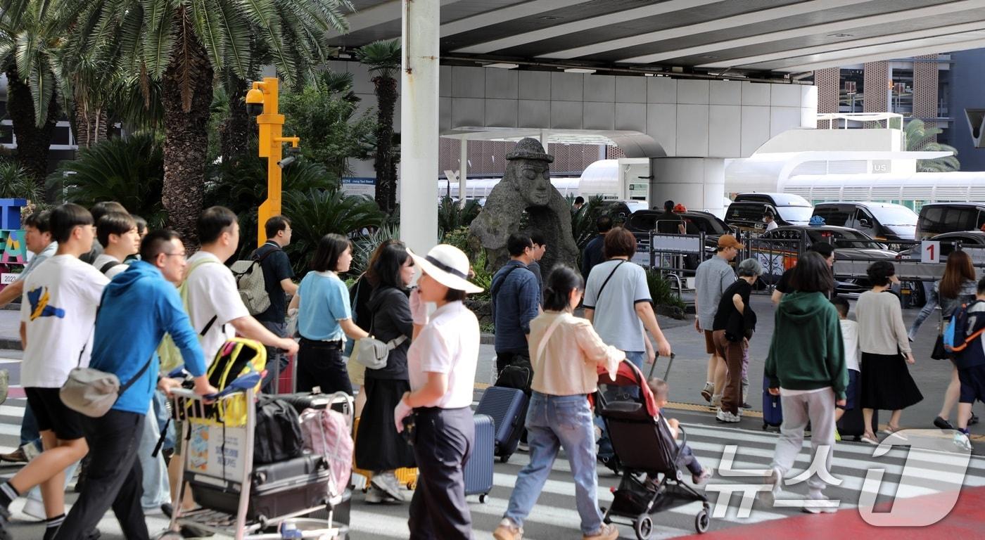 제주공항에 도착한 관광객(자료사진)/뉴스1