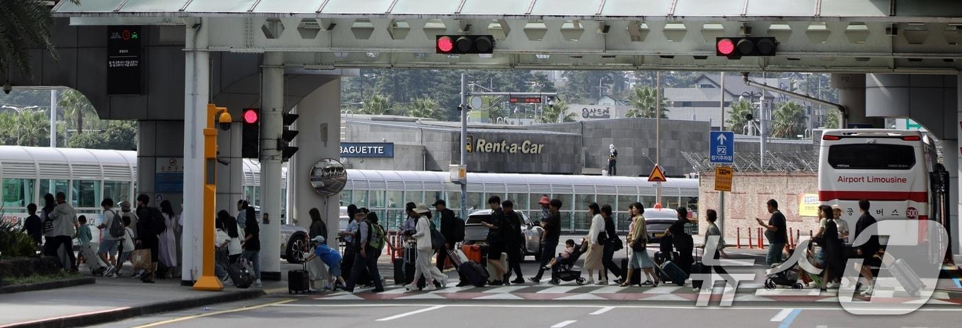 본문 이미지 - 제주공항 오가는 관광객(자료사진)/뉴스1