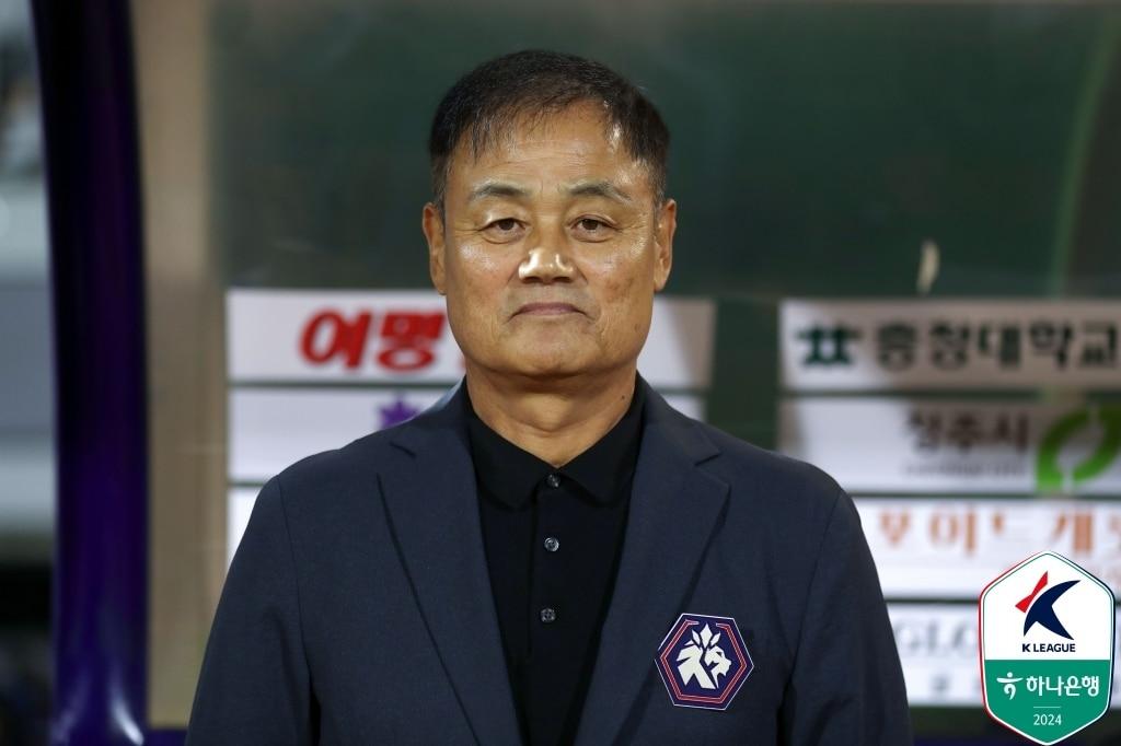 본문 이미지 - 충북청주FC 감독직을 내려놓은 최윤겸 감독.(한국프로축구연맹 제공)