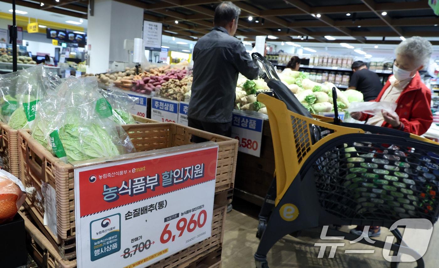 서울 한 대형마트에서 시민들이 배추 등 야채를 고르고 있다. 2024.10.1/뉴스1 ⓒ News1 김명섭 기자