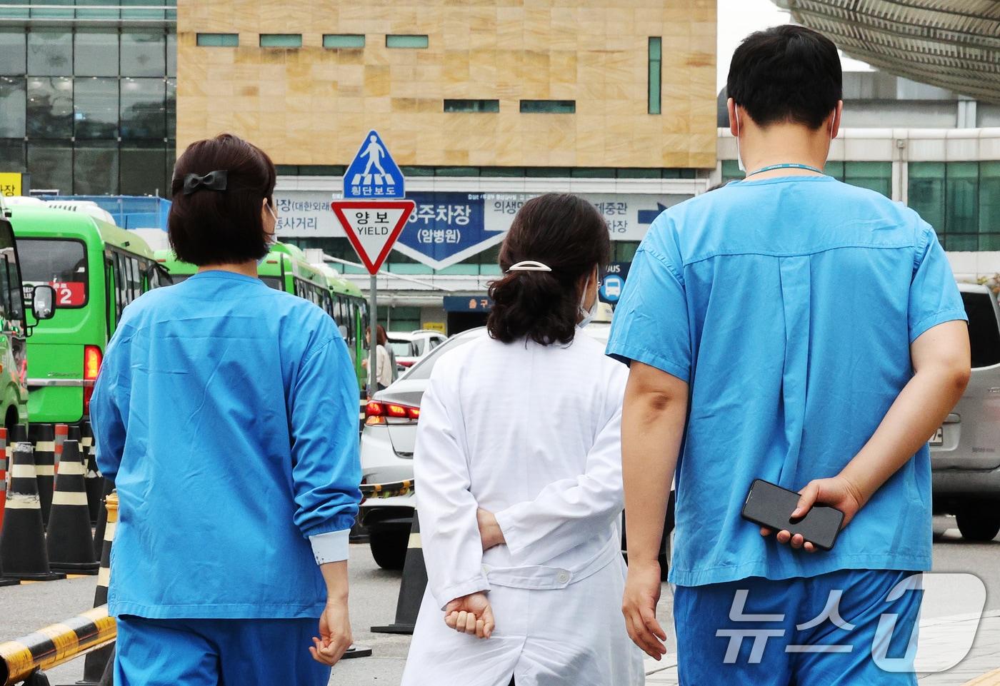 본문 이미지 - 국군의 날이자 임시공휴일인 1일 서울의 한 대학병원에서 의료진이 이동하고 있다. 2024.10.1/뉴스1 ⓒ News1 장수영 기자