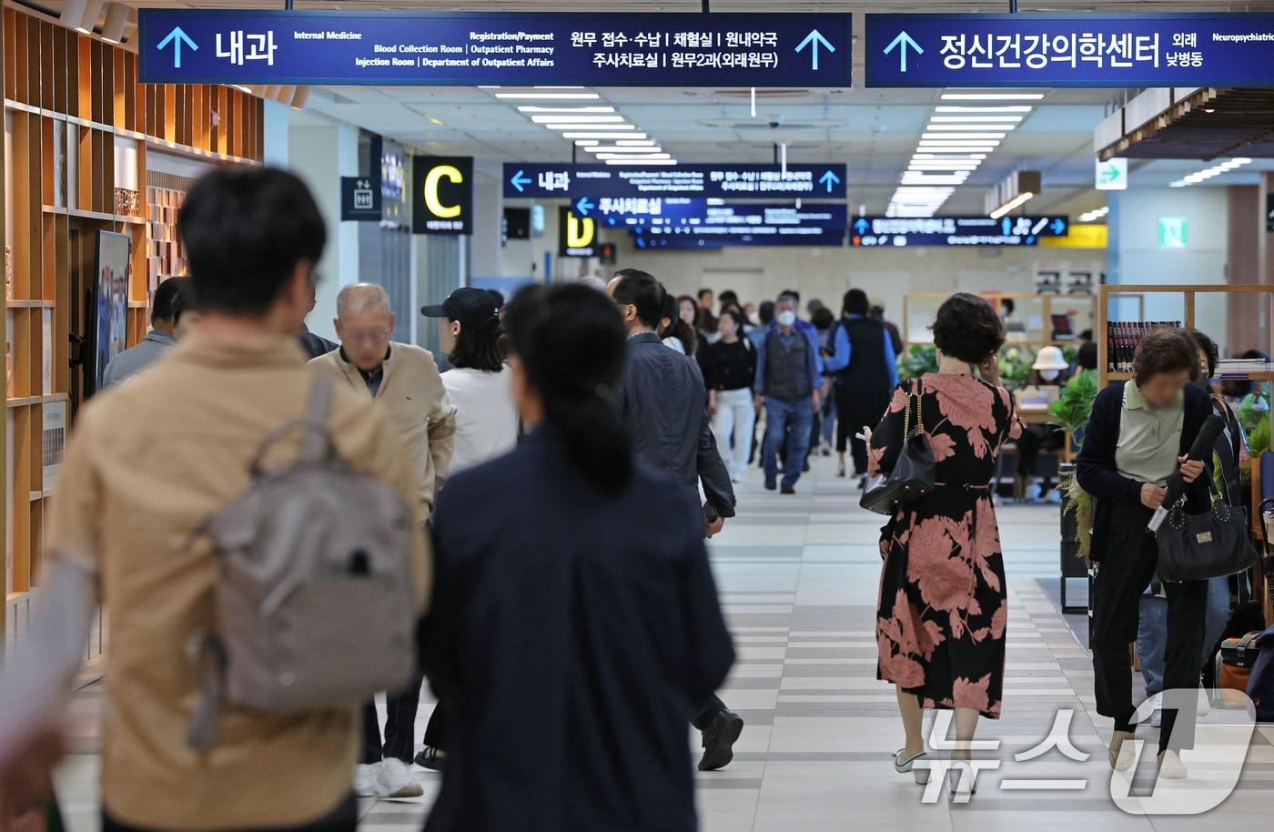 본문 이미지 - 국군의 날이자 임시공휴일인 1일 서울의 한 대학병원을 찾은 내원객들이 진료를 위해 이동하고 있다. 2024.10.1/뉴스1 ⓒ News1 장수영 기자