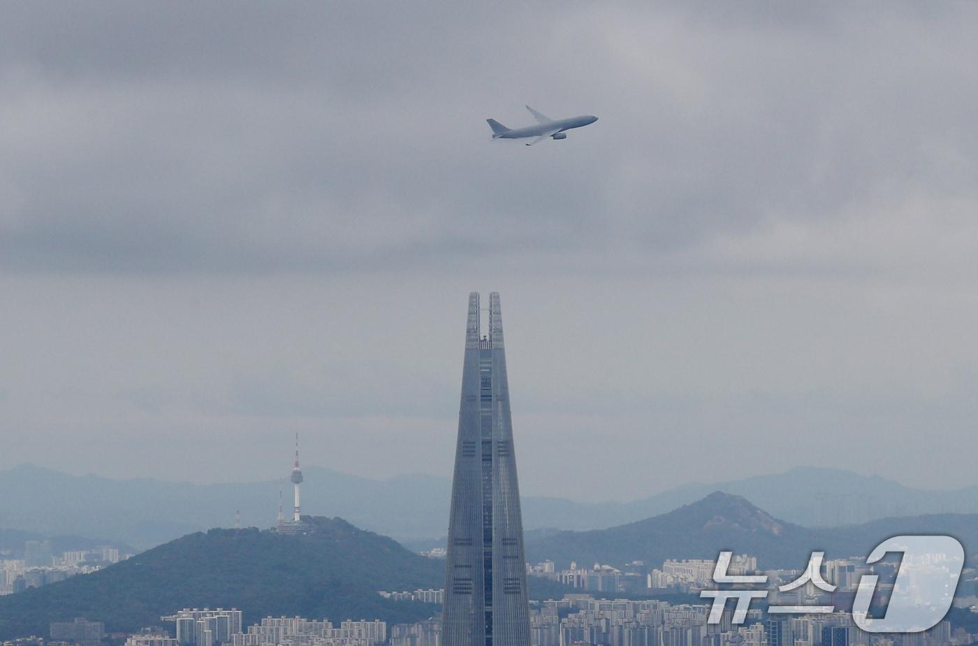 본문 이미지 -  공군의 다목적 공중급유수송기 KC-330 '시그너스'가 공중분열을 하고 있다. 2024.10.1/뉴스1 ⓒ News1 김영운 기자