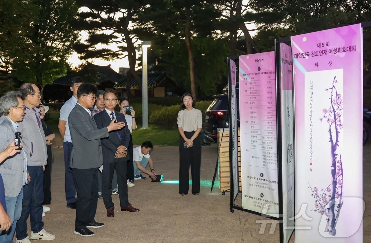 본문 이미지 - 최충규 대덕구청장과 주민들이 김호연재 여성휘호대회 입상작들을 살펴보고 있다.(대덕구 제공)/뉴스1