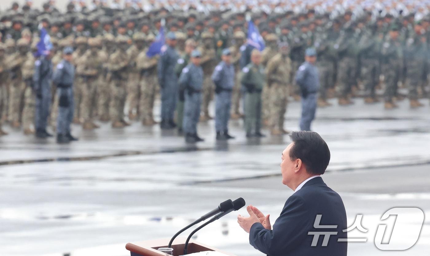 본문 이미지 - 윤석열 대통령이 1일 경기도 성남시 서울공항에서 열린 제76주년 국군의 날 기념식에서 기념사를 하고 있다. 2024.10.1/뉴스1 ⓒ News1 김도우 기자