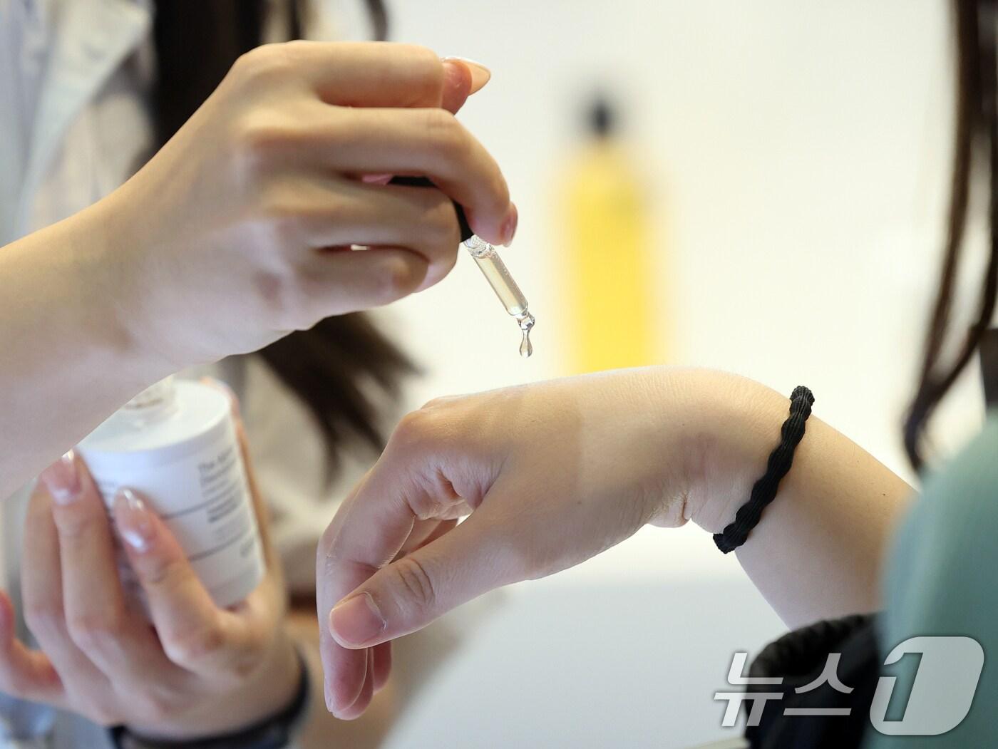 본문 이미지 - 지난해 10월 1일 서울 중구 동대문디자인플라자(DDP)에서 열린 '2024 서울뷰티위크'에서 관람객이 화장품 샘플을 사용해보고 있다.  2024.10.1/뉴스1 ⓒ News1 황기선 기자