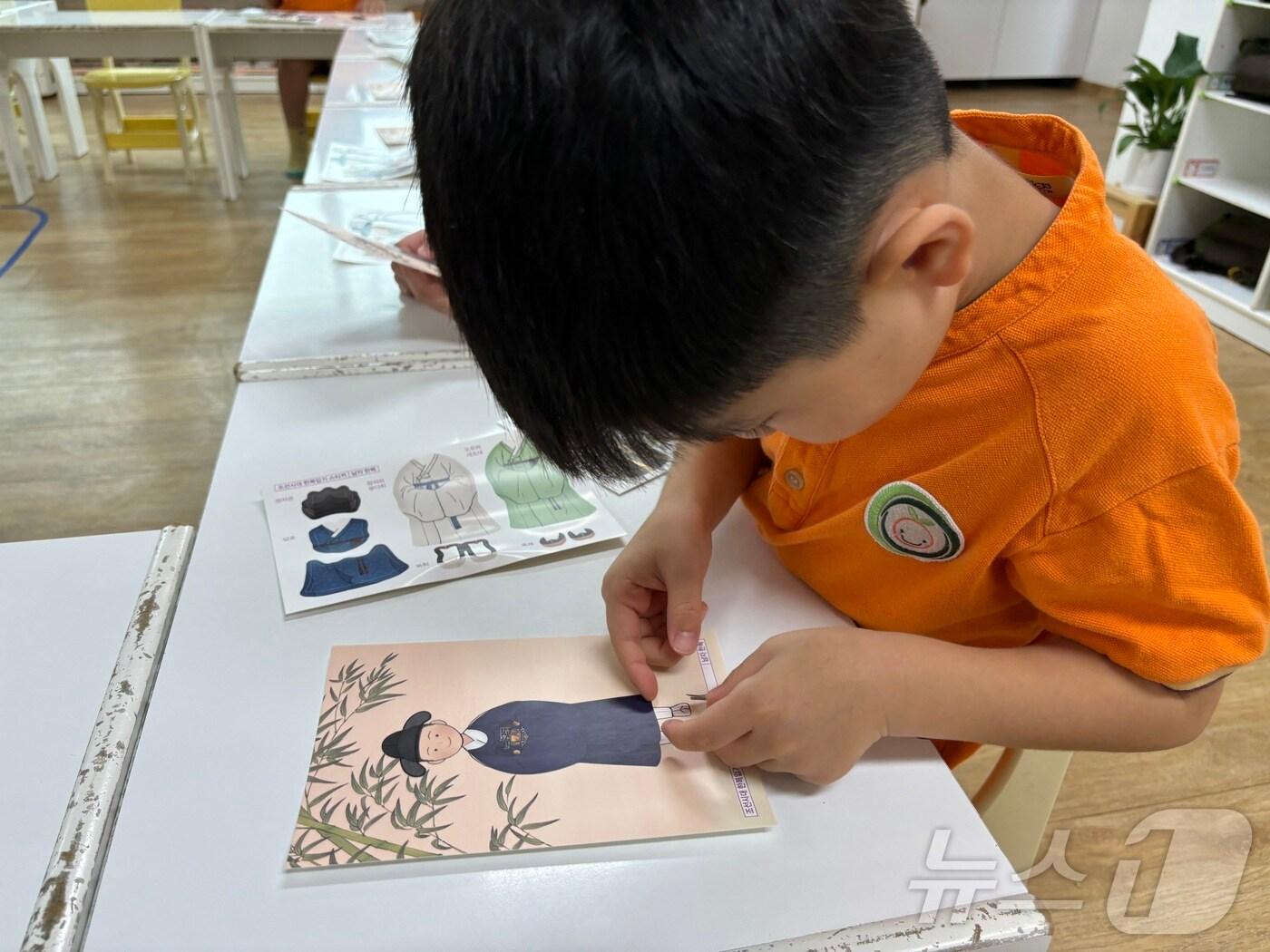 본문 이미지 - 한국전통문화전당, 놀면서 배우는 우리 옷 '어린이 한복 교육'(전당 제공)/뉴스1