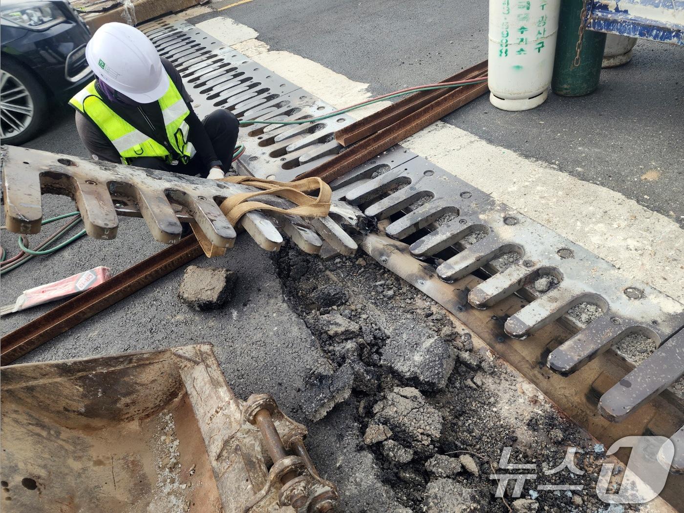 본문 이미지 - 1일 오전 5시 40분쯤 광주 광산구 어등대교 만평장례식장 인근 (운수IC 방향) 2차로에서 신축이음장치 일부가 떨어졌다는 신고가 접수돼 광주시 등이 긴급보수작업을 하고 있다. (광주시 제공) 2024.10.1/뉴스1 