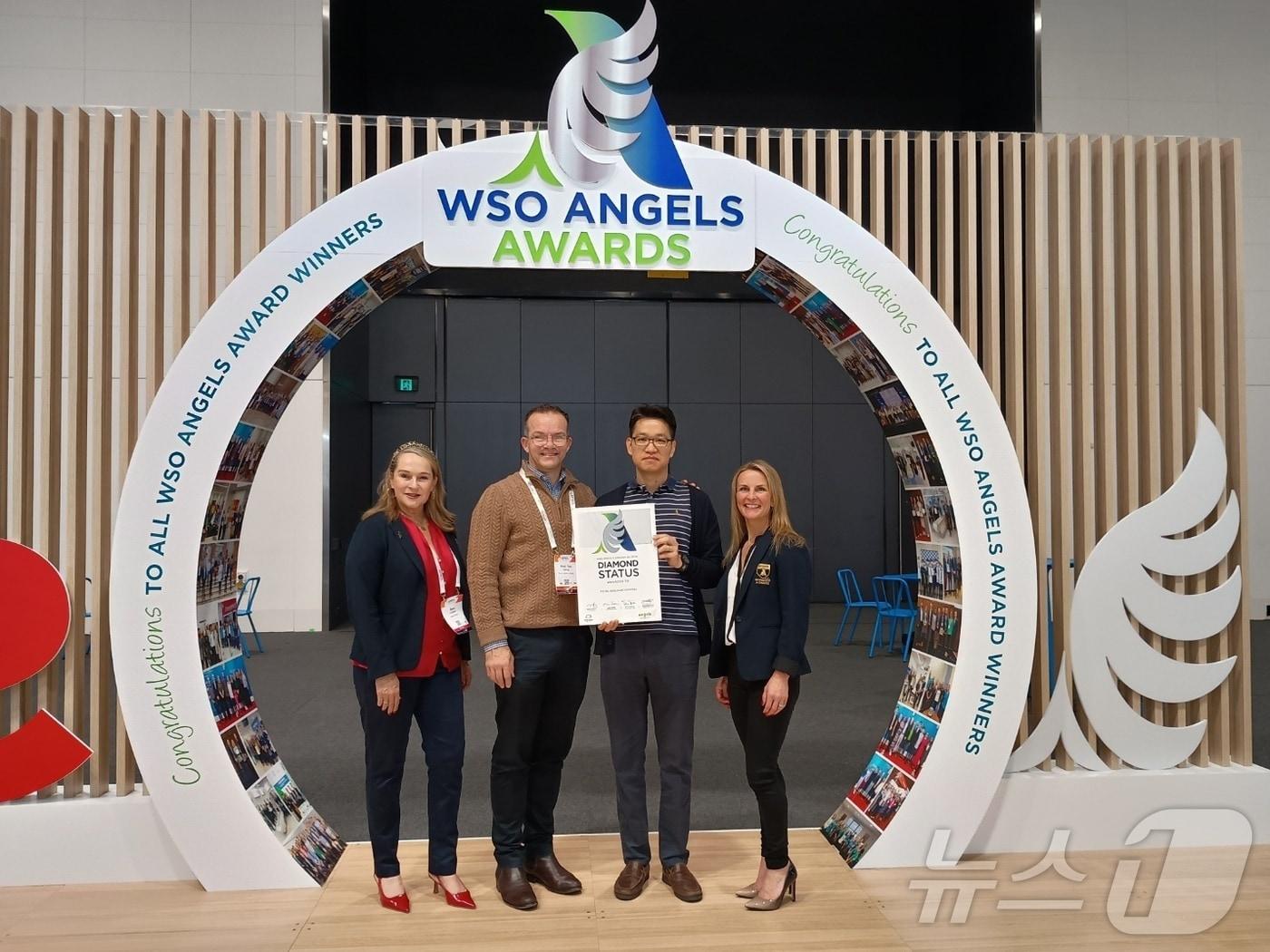 본문 이미지 - 에스포항병원이 세계뇌졸중학회가 공인한 엔젤스어워드에서 최고상인 다이아몬드 등급을 수상해 기념 사진을 촬영하고 있다.&#40;에스포항병원 제공&#41;