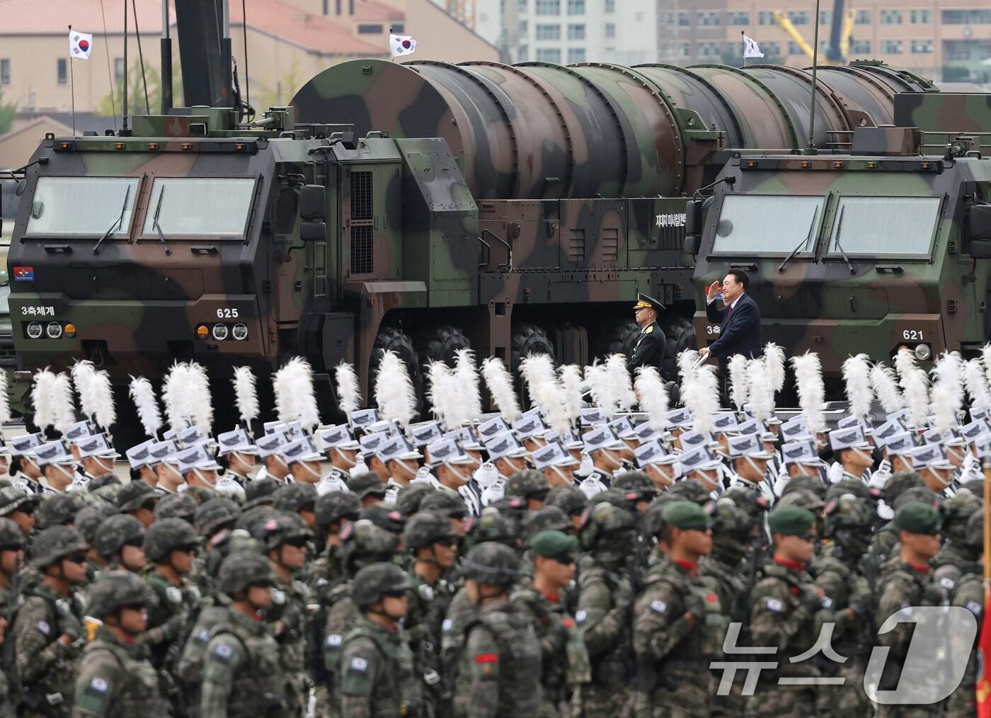 본문 이미지 - 윤석열 대통령이 1일 오전 경기도 성남 서울공항에서 열린 건군 76주년 국군의날 기념식에서 지대지 미사일 '현무-5'를 사열하고 있다. (대통령실 제공) 2024.10.1/뉴스1 ⓒ News1 송원영 기자