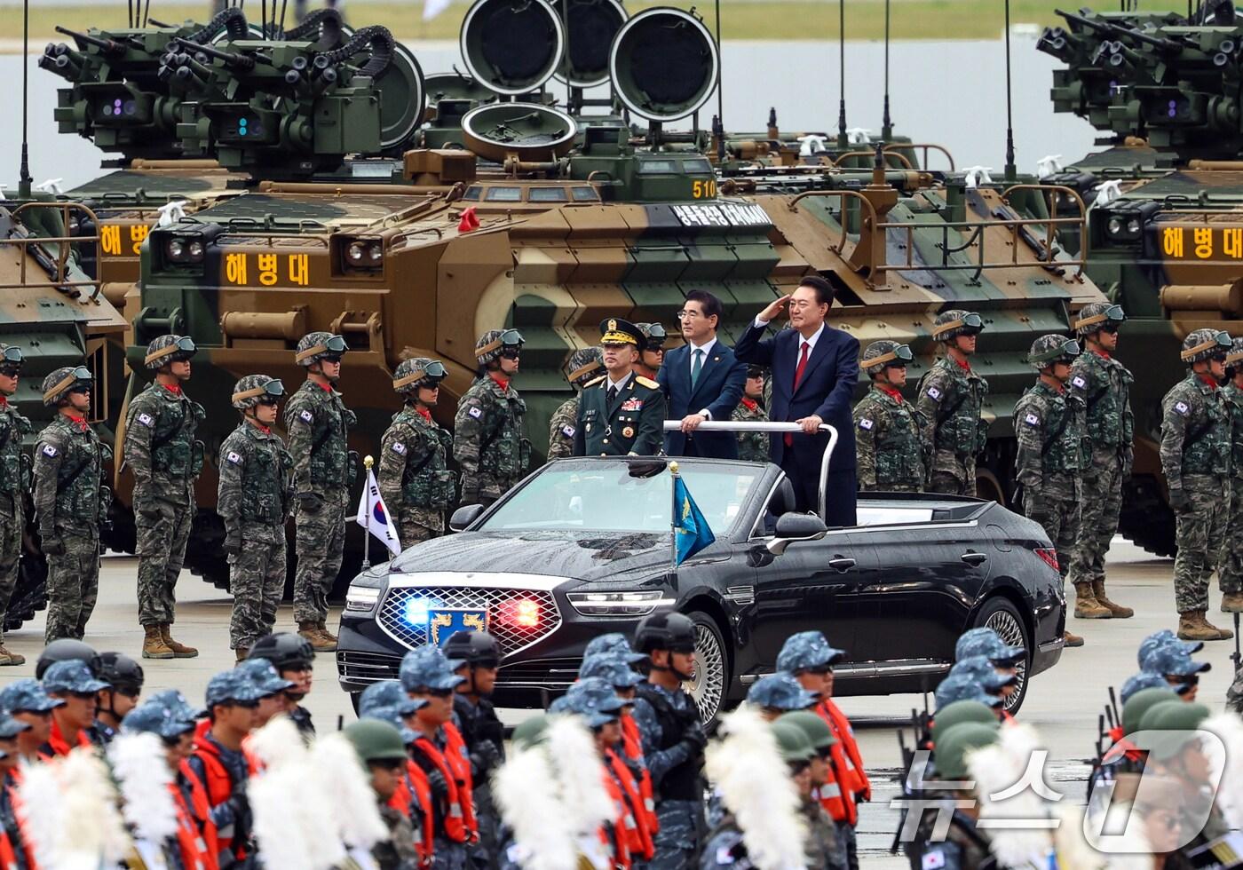 본문 이미지 - 윤석열 대통령이 지난해 10월 1일 오전 경기도 성남 서울공항에서 열린 건군 76주년 국군의날 기념식에서 김용현 국방부 장관과 사열하고 있다. (대통령실 제공)/뉴스1 ⓒ News1 송원영 기자