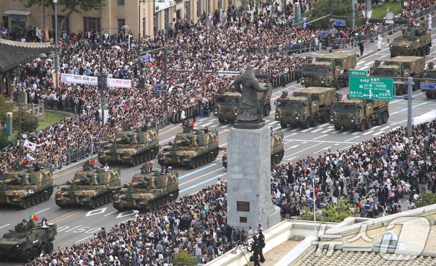1일 오후 서울 세종대로 광화문광장 일대에서 열린 &#39;건군 76주년 국군의날 시가행진&#39;에서 육군 기갑부대&#40;소형전술차량, K-2흑표 전차, K-9A1 자주포 등&#41;가 행진하고 있다. &#39;강한 국군, 국민과 함께!&#39;라는 주제로 열린 이날 시가행진에는 병력 5000여명과 83종 340여 대의 장비가 참여했다. 2024.10.1/뉴스1 ⓒ News1 임세영 기자