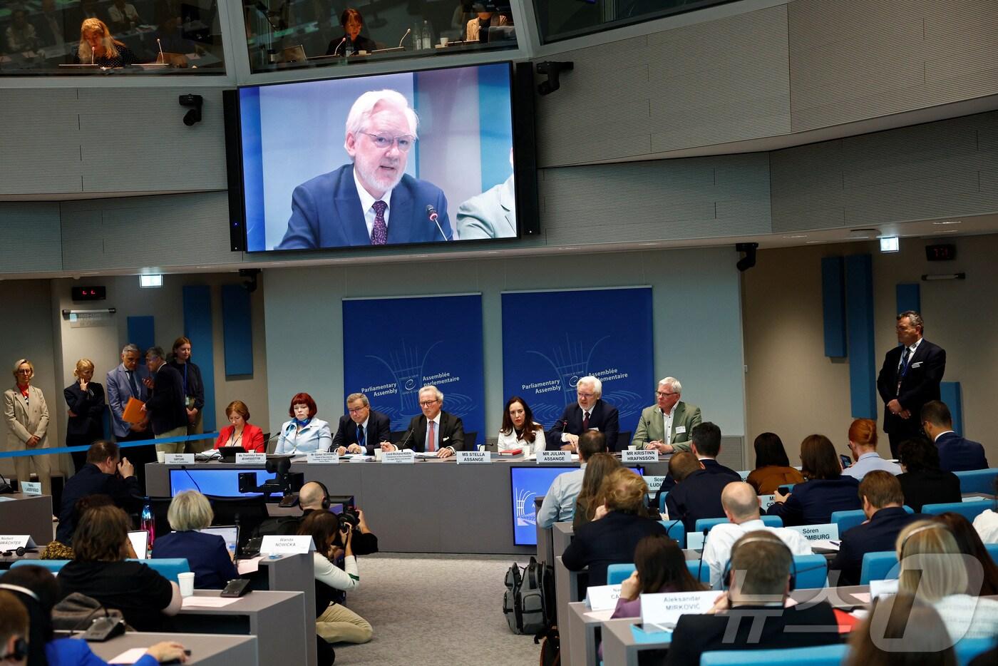 위키리크스의 창립자 줄리안 어산지가 프랑스 스트라스부르에서 열린 유럽의회 법제 및 인권위원회(PACE)에서 자신의 구금과 유죄 판결, 인권에 미치는 영향에 대한 청문회에서 발언하는 모습이 스크린에 비춰지고 있다. 2024.10.1ⓒ 로이터=뉴스1