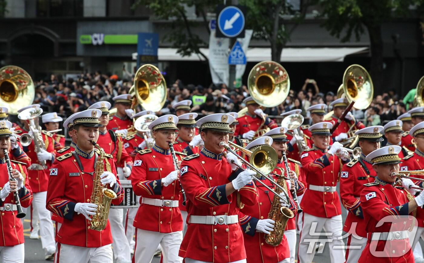 군악대 행진 모습/뉴스1