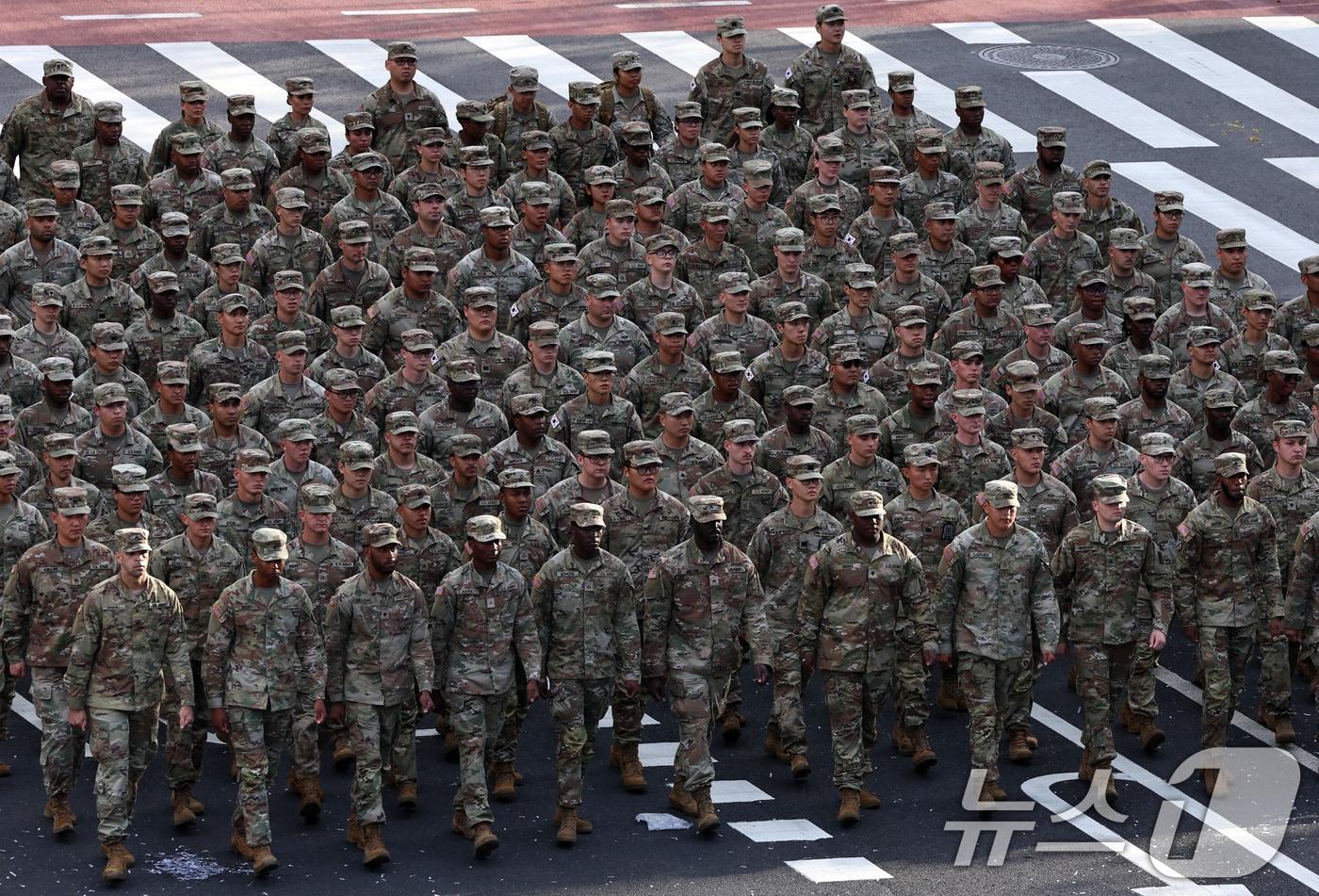 건군 제76주년 국군의 날인 1일 오후 서울 세종대로 일대에서 열린 시가행진에서 주한미군 장병들이 행진하고 있다. 2024.10.1/뉴스1 ⓒ News1 구윤성 기자