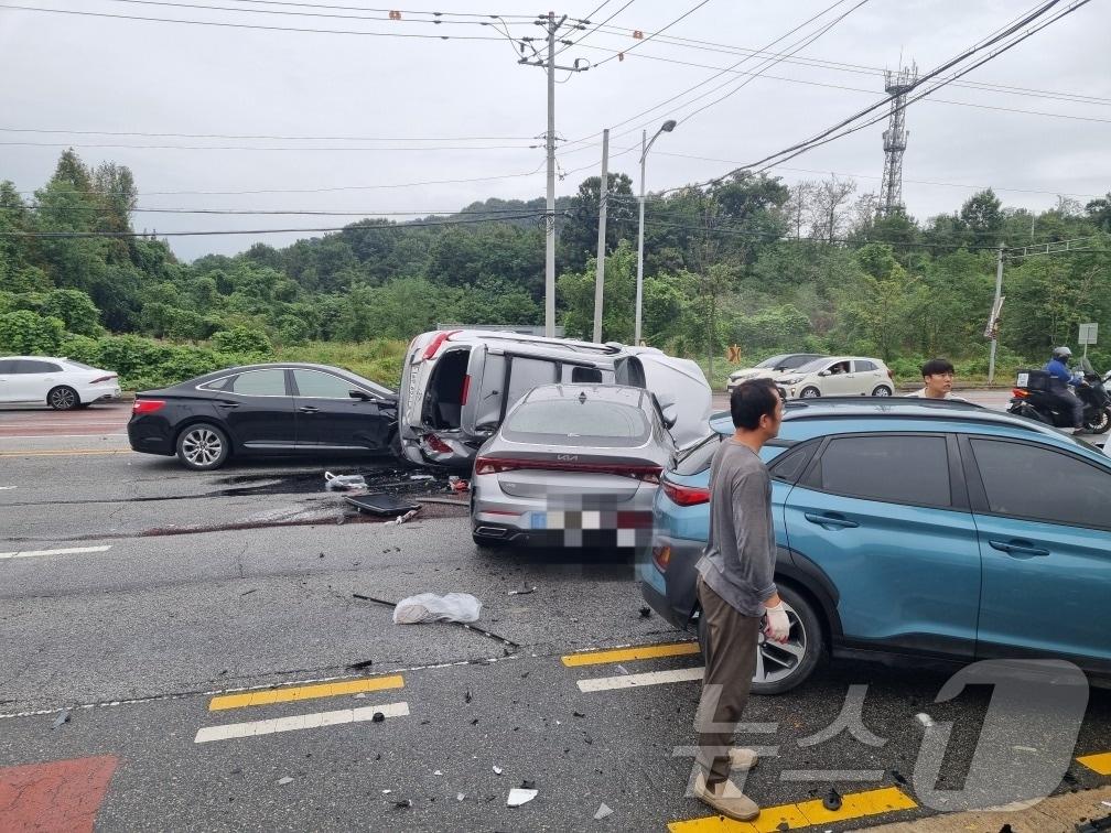 본문 이미지 - 전북 전주 상림동서 발생한 K5 등 4중 추돌사고 현장(전북 소방 제공)/뉴스1