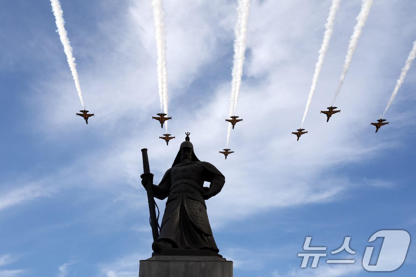 건군 제76주년 국군의 날인 2024년 1일 오후 서울 세종대로 일대에서 열린 시가행진에서 블랙이글스 편대가 서울 상공을 수놓고 있다. '  2024.10.1/뉴스1 ⓒ News1 황기선 기자