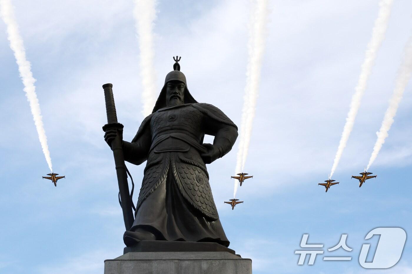 건군 제76주년 국군의 날인 1일 오후 서울 세종대로 일대에서 열린 시가행진에서 블랙이글스 편대가 서울 상공을 수놓고 있다. ' 강한 국군, 국민과 함께!'라는 주제로 열린 이날 시가행진에는 병력 5000여명과 83종 340여 대의 장비가 참여했다. 2024.10.1/뉴스1 ⓒ News1 황기선 기자