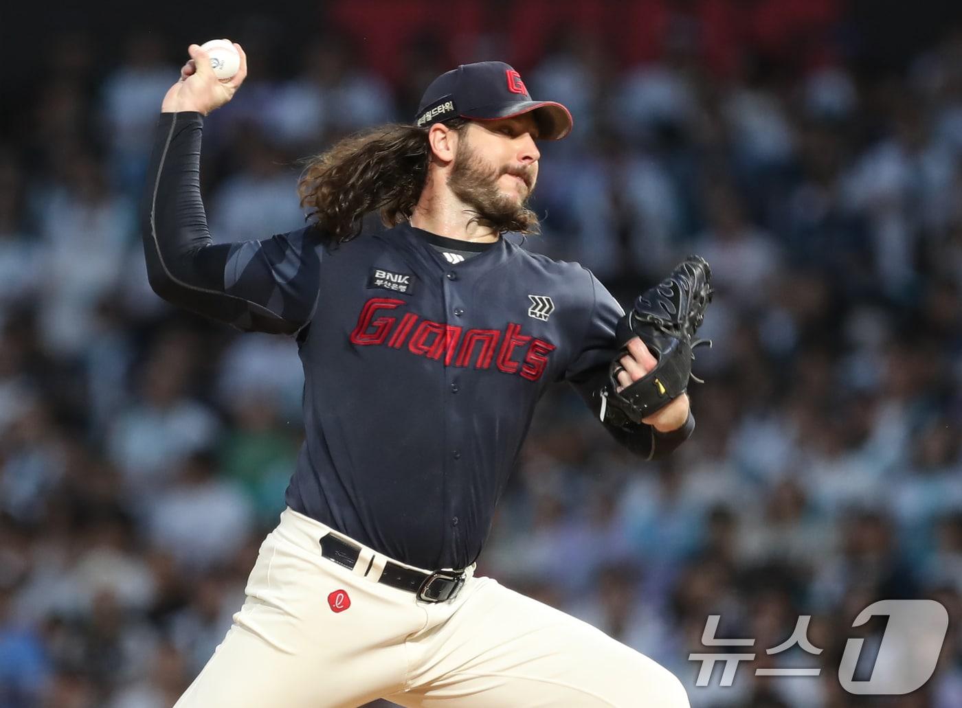 본문 이미지 - 1일 오후 경남 창원 마산회원구 창원NC파크에서 열린 '2024 신한 SOL 뱅크 KBO리그' NC 다이노스와 롯데 자이언츠의 경기, 롯데 선발 윌커슨이 역투하고 있다. 2024.10.1/뉴스1 ⓒ News1 윤일지 기자