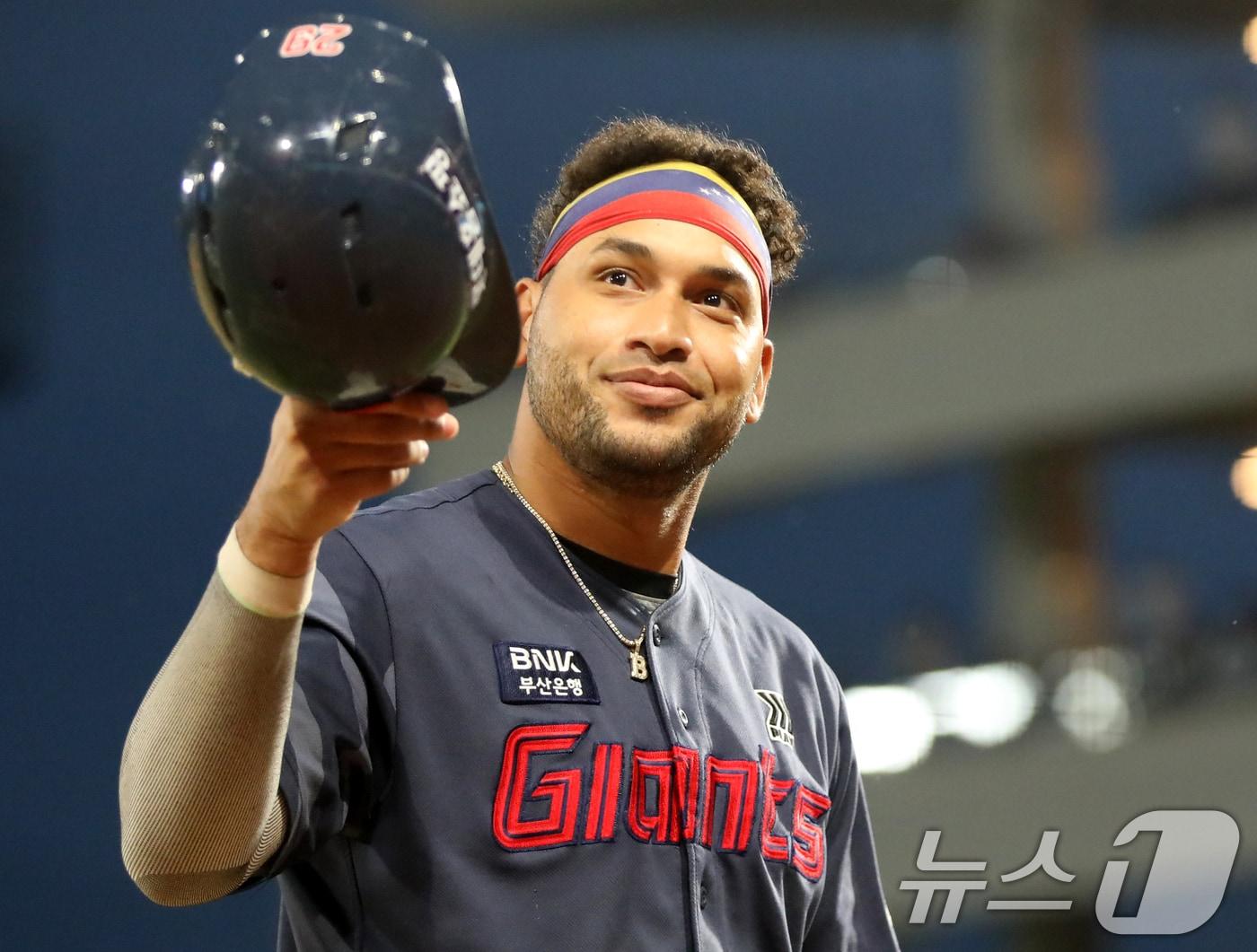 본문 이미지 - 1일 오후 경남 창원 마산회원구 창원NC파크에서 열린 '2024 신한 SOL 뱅크 KBO리그' NC 다이노스와 롯데 자이언츠의 경기, 5회초 2사 주자 2루 상황에서 201안타를 친 롯데 레이예스가 이닝 종료 후 팬들에게 인사하고 있다. 레이예스는 이 안타로 KBO리그 역대 단일 시즌 최다 안타 타이기록(2014년 서건창 201안타)을 달성했다. 2024.10.1/뉴스1 ⓒ News1 윤일지 기자