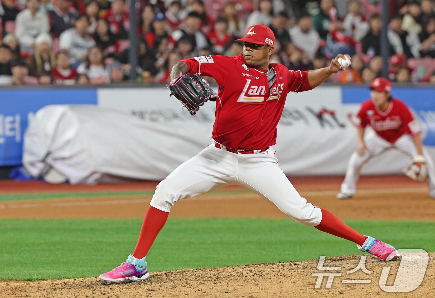 1일 오후 경기 수원 KT 위즈파크에서 열린 프로야구 '2024 신한 SOL Bank KBO리그' SSG 랜더스와 KT 위즈의 5위 결정전, 6회말 SSG 선발 엘리아스가 역투하고 있다. 2024.10.1/뉴스1 ⓒ News1 장수영 기자