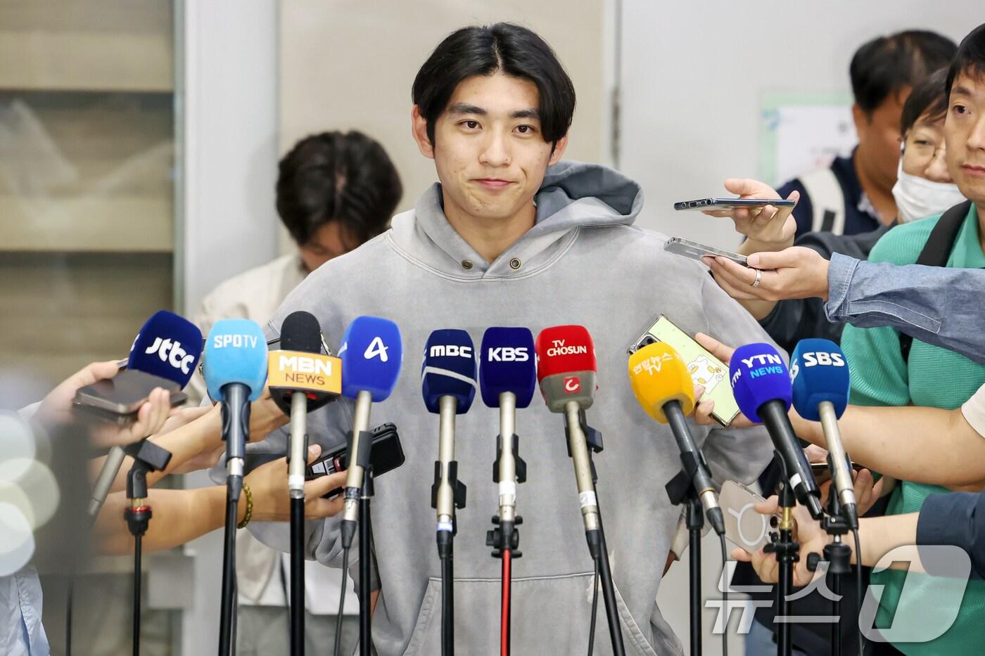 본문 이미지 - 미국 메이저리그(MLB) 샌프란시스코 자이언츠에서 첫 시즌을 보낸 이정후가 1일 오후 인천국제공항을 통해 귀국해 취재진의 질문에 답하고 있다. 2024.10.1/뉴스1 ⓒ News1 민경석 기자