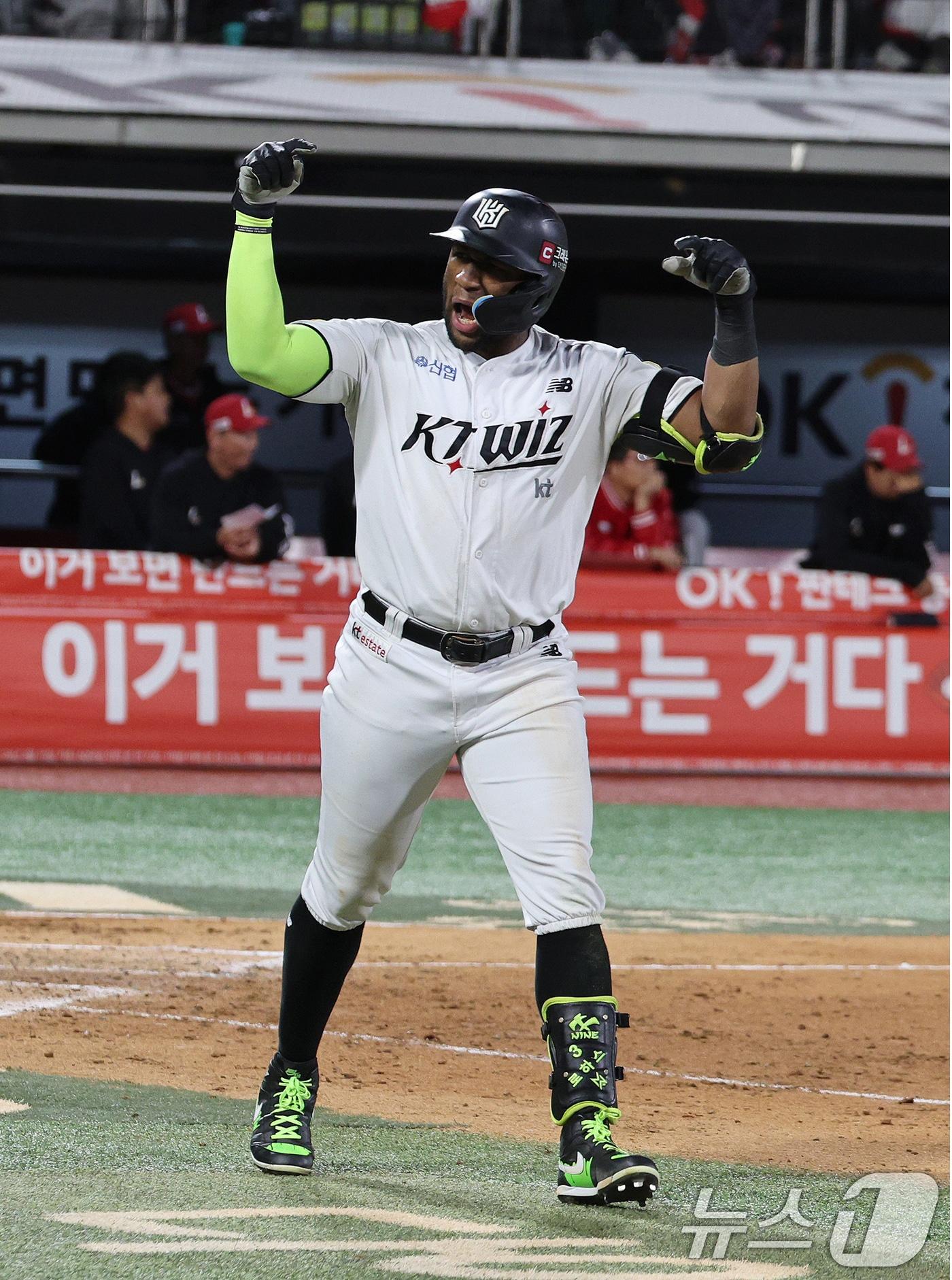 본문 이미지 - KBO리그 외국인 타자 최다 홈런 기록을 경신한 KT 위즈 멜 로하스 주니어. 뉴스1 ⓒ News1 장수영 기자