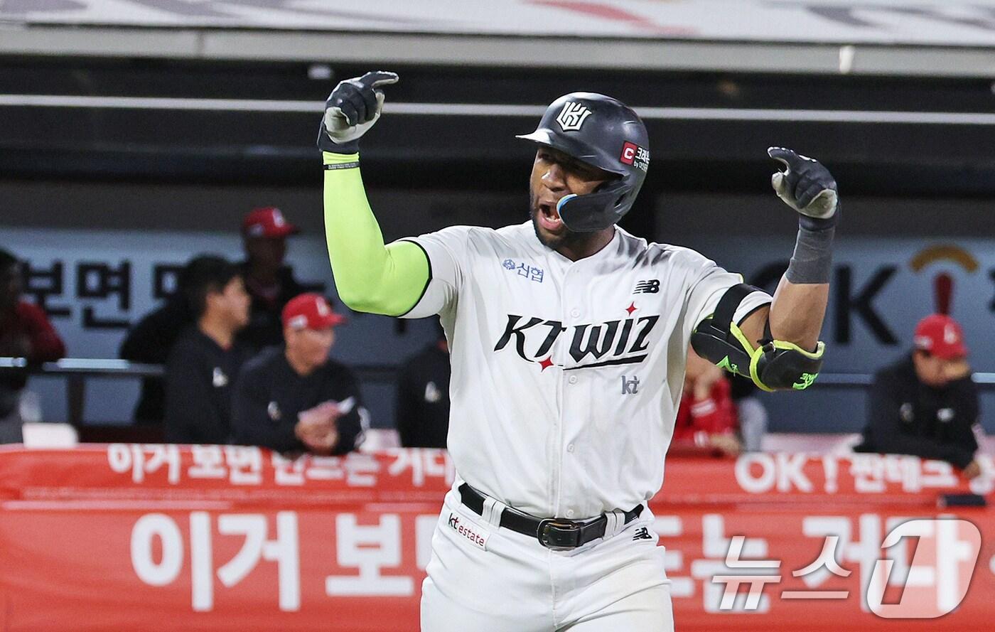본문 이미지 - 1일 오후 경기 수원 KT 위즈파크에서 열린 프로야구 '2024 신한 SOL Bank KBO리그' SSG 랜더스와 KT 위즈의 5위 결정전, KT 공격 8회말 무사 1,3루상황에서 로하스가 역전 쓰리런을 친 뒤 더그아웃을 향해 세리머니 하고 있다. 2024.10.1/뉴스1 ⓒ News1 장수영 기자
