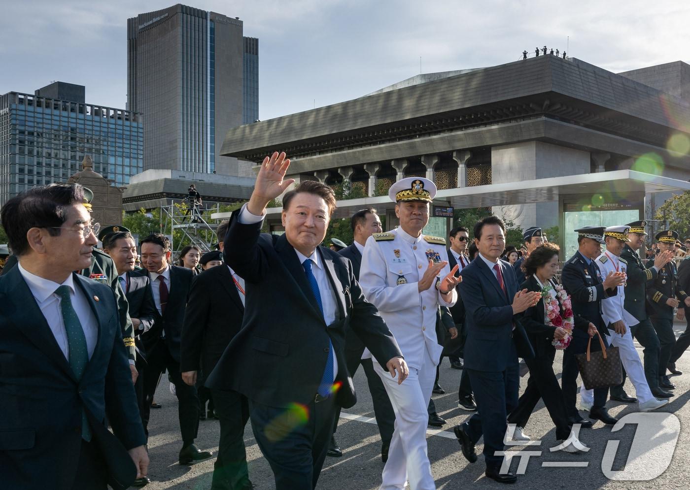 본문 이미지 - 윤석열 대통령이 1일 서울 광화문 일대에서 열린 국군의날 시가행진에서 국민과 함께 광화문 월대를 향해 행진하며 인사하고 있다. (대통령실 제공) 2024.10.1/뉴스1 ⓒ News1 송원영 기자