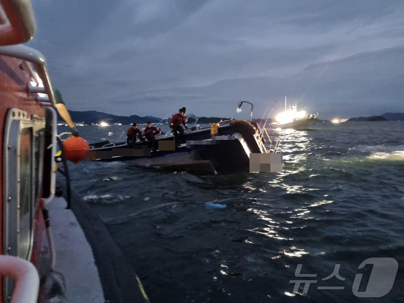 본문 이미지 - 1일 오후 6시쯤 경남 진해 잠도 북방 0.6해리 해상에서 9000톤급 화물선과 4톤급 낚시어선이 충돌했다.(창원해경 제공) 