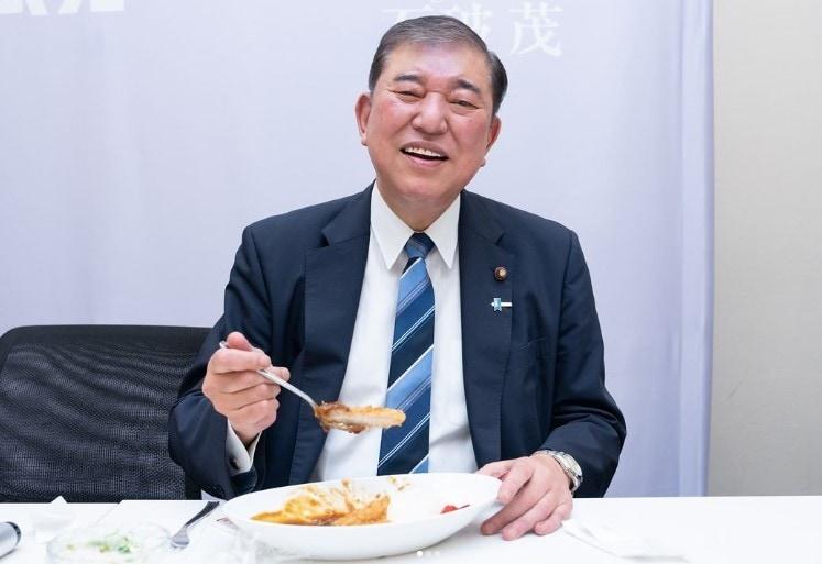 본문 이미지 - 일본 자민당의 총재선거가 실시된 지난 9월 27일, 이시바 시게루 총리가 돈가스 카레를 먹고 있다. (출처 : 이시바 시게루 인스타그램) 2024.09.27/