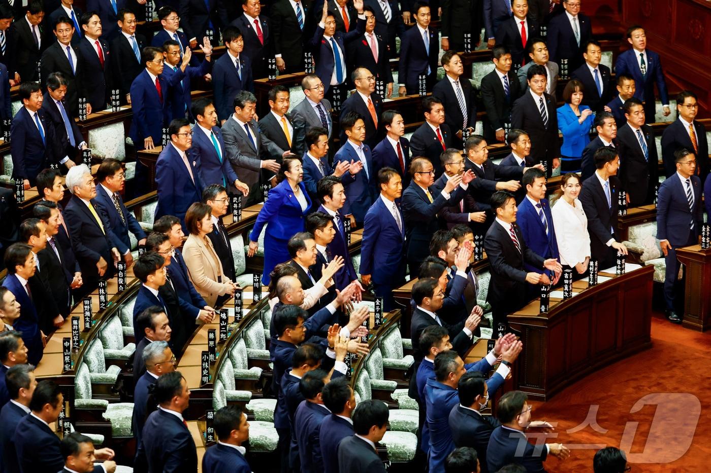 9일 일본 도쿄 국회의사당에서 중의원 해산이 선포된 후 의원들이 만세삼창을 하고 있다. 2024.10.09 ⓒ 로이터=뉴스1 ⓒ News1 김지완 기자