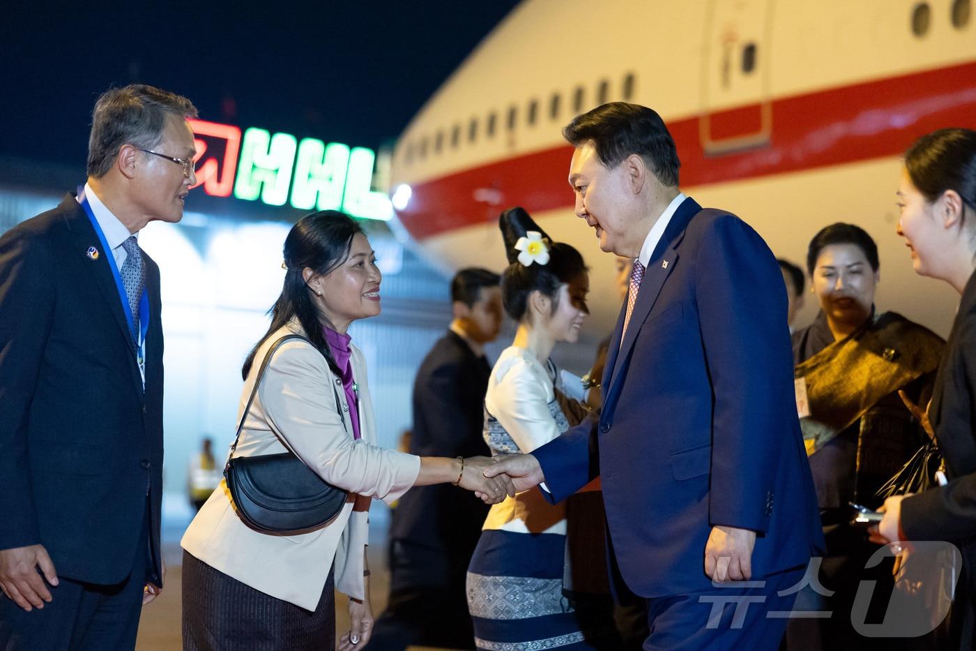 아세안 정상회의에 참석하는 윤석열 대통령이 9일(현지시간) 라오스 비엔티안 왓타이 국제공항에 도착해 영접 인사들과 악수하고 있다. (대통령실 홈페이지) 2024.10.10/뉴스1 ⓒ News1 송원영 기자