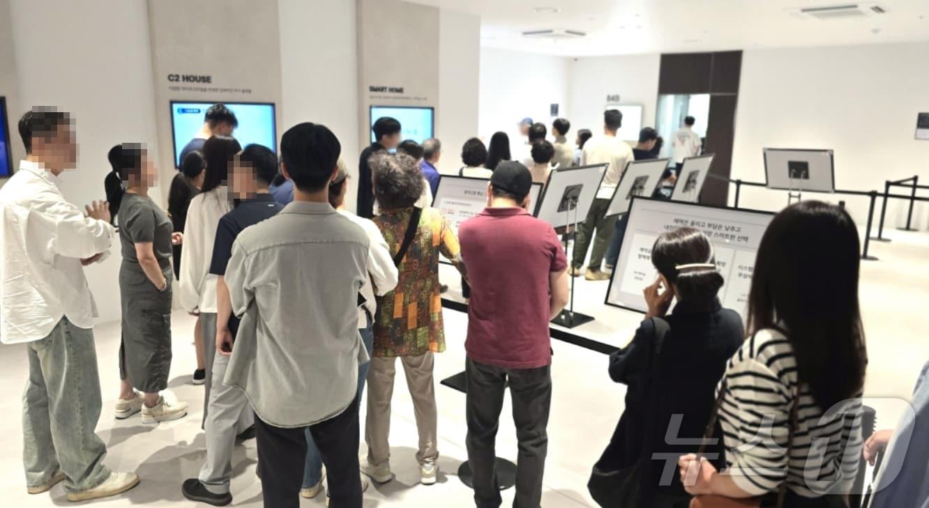 본문 이미지 - DL이앤씨가 분양 중인 &#39;e편한세상 명덕역 퍼스트마크&#39;의 견본주택에 방문객이 몰려 북적이고 있다.&#40;DL이앤씨 제공&#41;