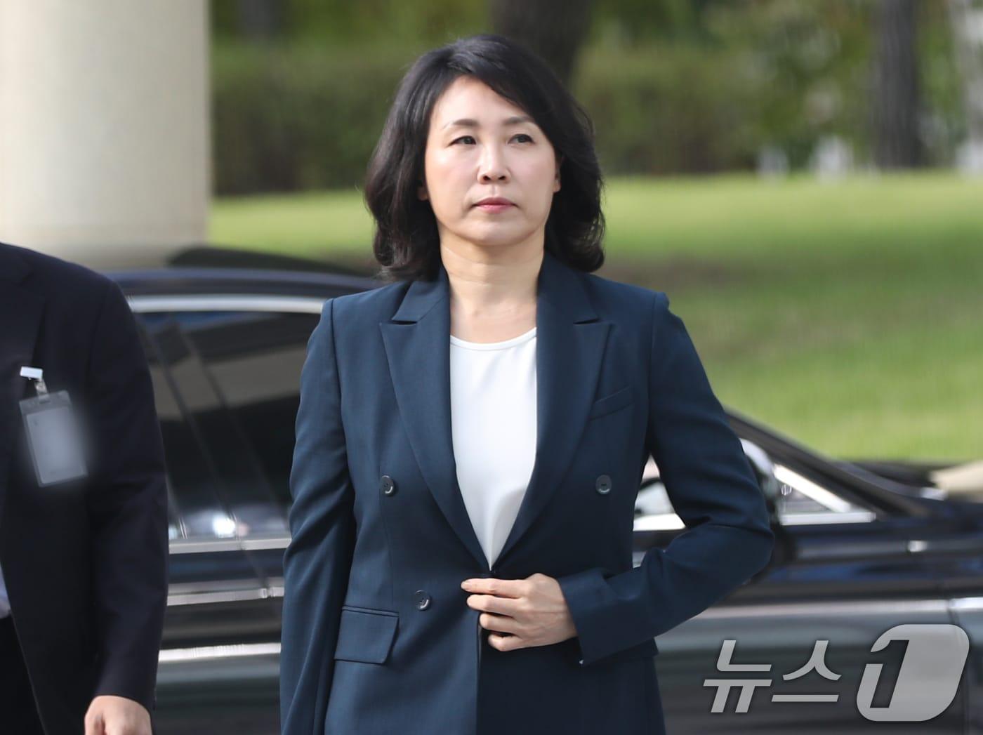 본문 이미지 - 공직선거법 위반 혐의로 불구속 기소된 더불어민주당 이재명 전 대표의 배우자 김혜경 씨가 10일 오전 경기 수원시 영통구 수원지방법원에서 열린 결심공판에 출석하고 있다. 2024.10.10/뉴스1 ⓒ News1 김영운 기자