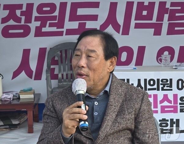 본문 이미지 - 단식 농성을 이어가는 최민호 세종시장이 10일 오전 시청 앞 광장에서 '의원님들께 드리는 마지막 호소문'을 발표하기에 앞서 자신의 심정을 밝히고 있다. (자료사진) 2024.10.10/뉴스1 ⓒ News1 장동열 기자