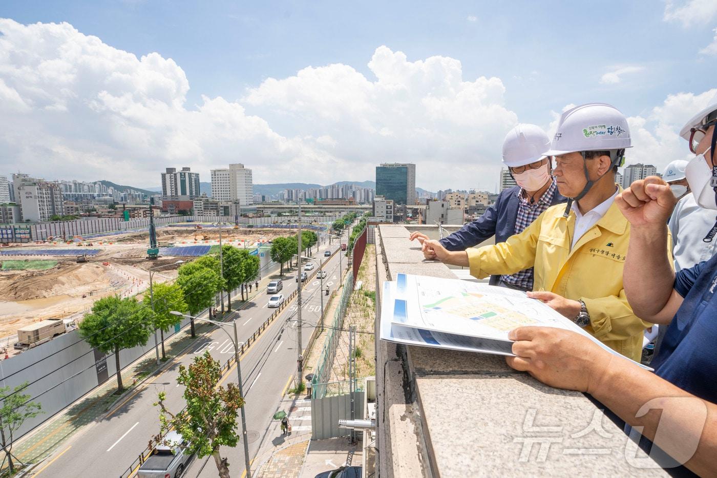장위뉴타운 정비사업 현장을 방문한 이승로 성북구청장.(성북구청 제공)