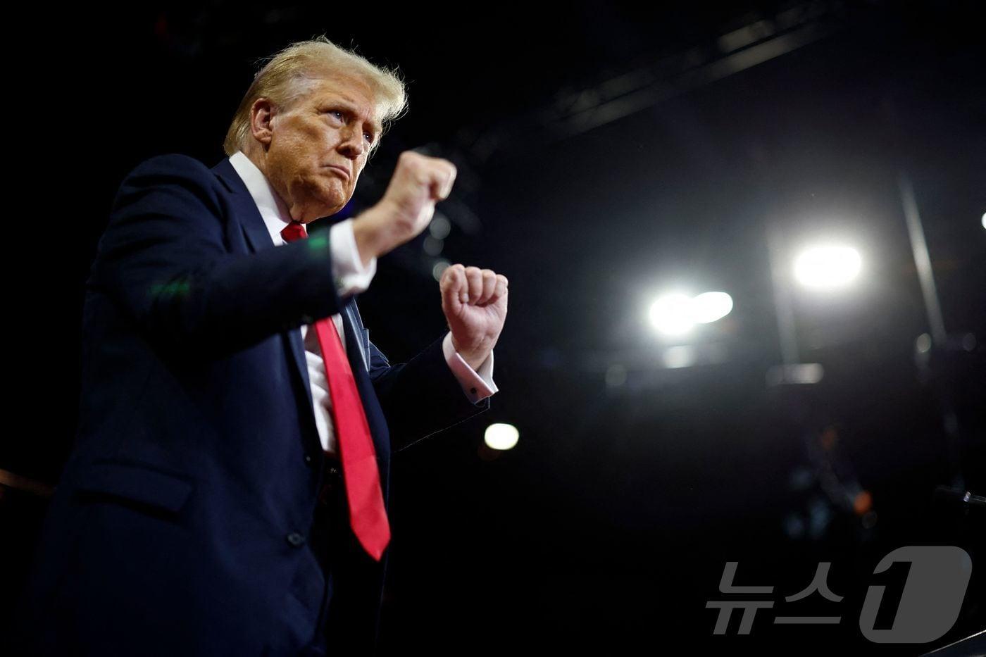 본문 이미지 - 도널드 트럼프 미국 대통령이 2024년 대선 과정에서 펜실베이니아주 리딩에서 열린 선거 집회에서 유세를 마친 뒤 춤을 추고 있다. 2024.10.10 ⓒ AFP=뉴스1 ⓒ News1 우동명 기자