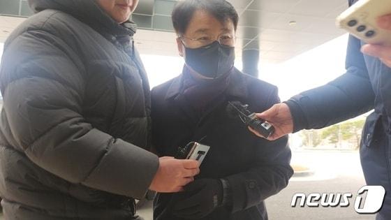본문 이미지 - 지난해 12월19일 위증 혐의로 입건된 이귀재 전북대 교수가 구속 전 피의자 심문(영장실질심사)을 앞두고 구인장 발부를 위해 전주지검으로 들어가고 있다. 2023.12.19./뉴스1 DB