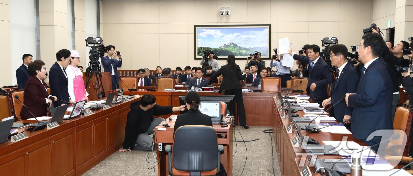 본문 이미지 - 10일 오전 서울 여의도 국회에서 열린 환경노동위원회의 고용노동부에 대한 국정감사에서 여야 의원들이 김문수 고용노동부장관의 후보자 청문회 당시 논란이 됐던 '역사관'과 관련해 설전을 벌이고 있다. 2024.10.10/뉴스1 ⓒ News1 이광호 기자