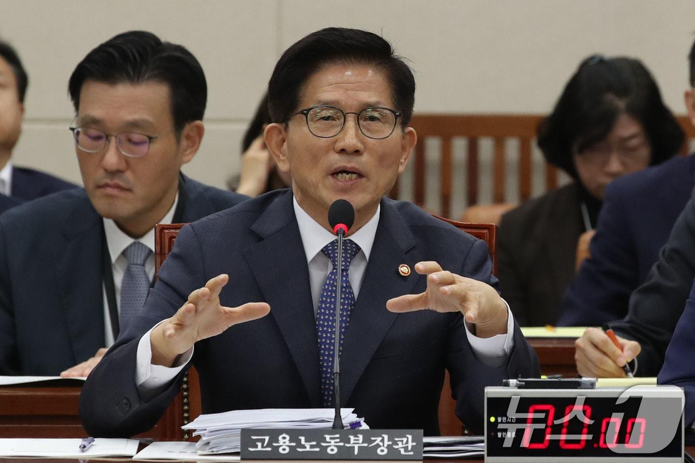 본문 이미지 - 김문수 고용노동부장관이 10일 오전 서울 여의도 국회에서 열린 환경노동위원회의 고용노동부에 대한 국정감사에 출석해 논란이 됐던 '역사관'에 대한 야당의 재해명 요구에 답변하고 있다. 2024.10.10/뉴스1 ⓒ News1 이광호 기자